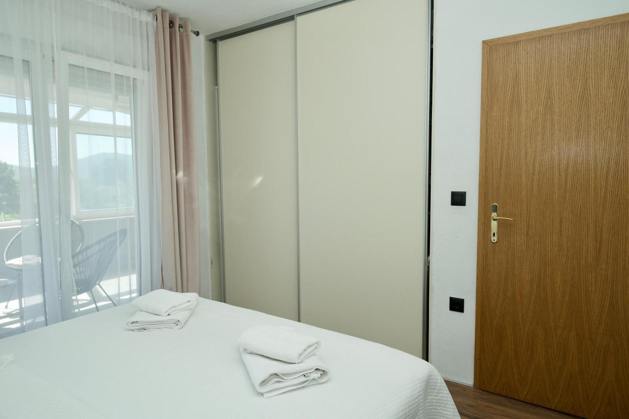Apartment Lana Bristivica Exterior photo